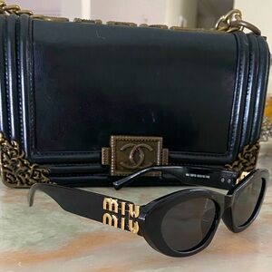 Elegant Sleek Black Sunglasses with Gold Detail